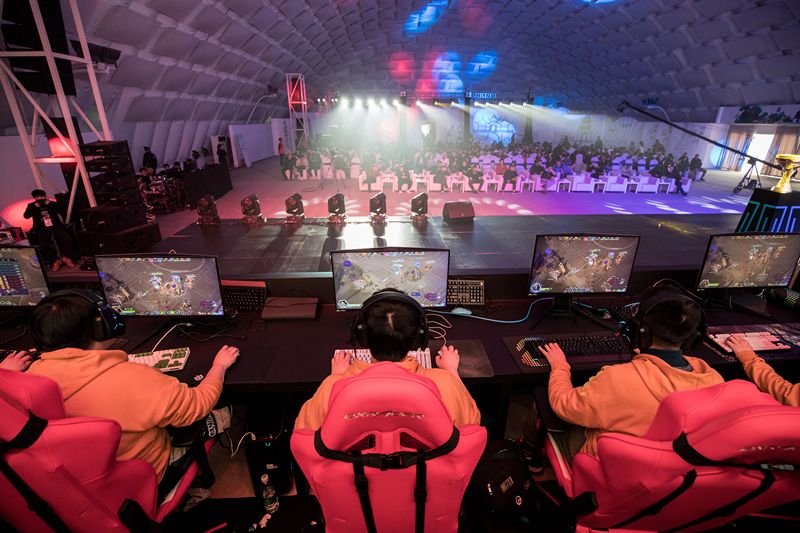 电竞赛事现场氛围火爆，粉丝互动环节精彩纷呈的简单介绍