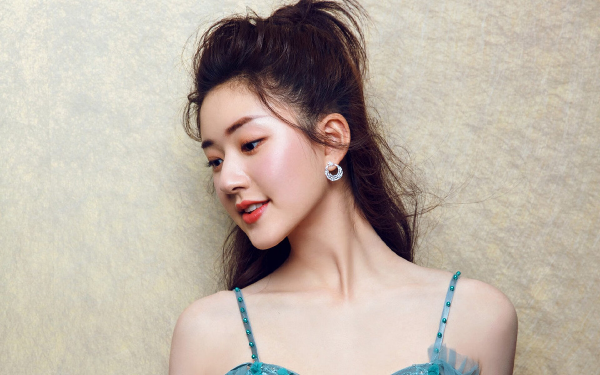 爱游戏综合娱乐-利物浦后卫亚诺普犀利抢断，带球发起反击，利物浦后卫阿诺德