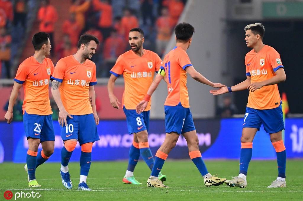 爱游戏体育:中超联赛第三轮：焦点战上演，强强对话引人关注