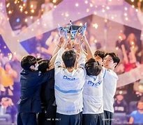 "爱游戏体育:LCK教练访谈，分享战队策略与选手管理"