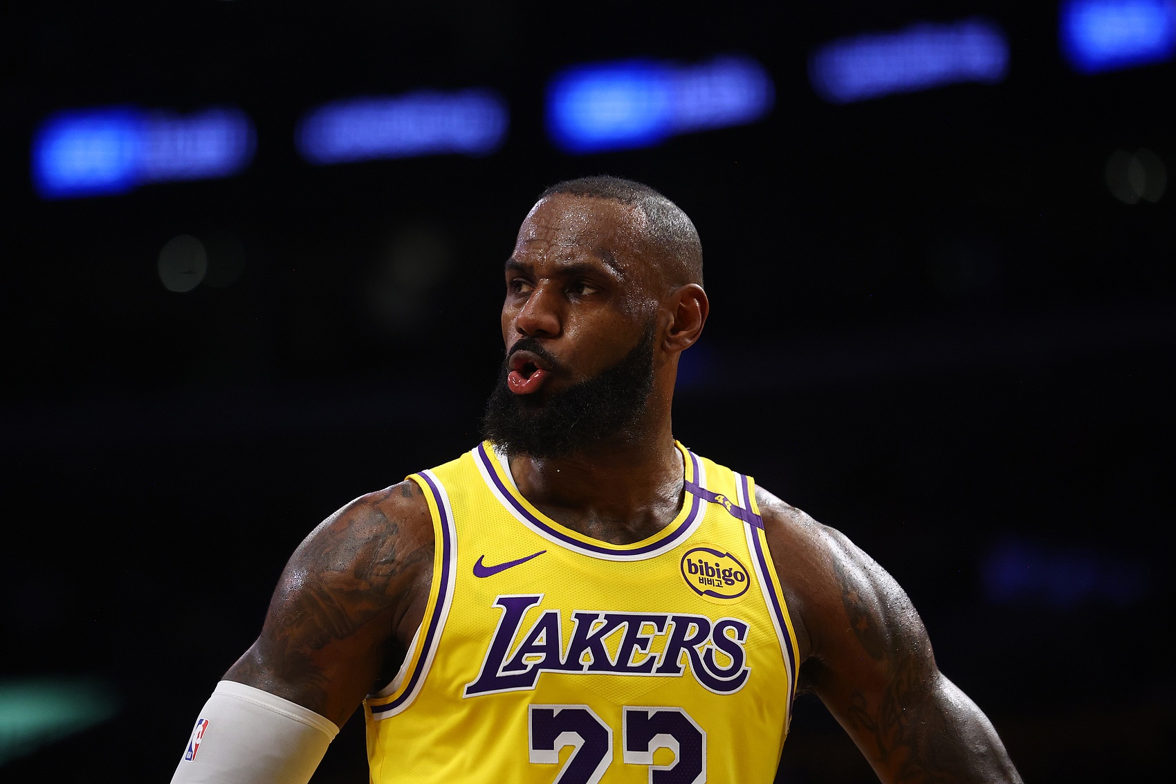 爱游戏体育：湖人队战术调整：如何最大化利用戴维斯的内线优势？的简单介绍