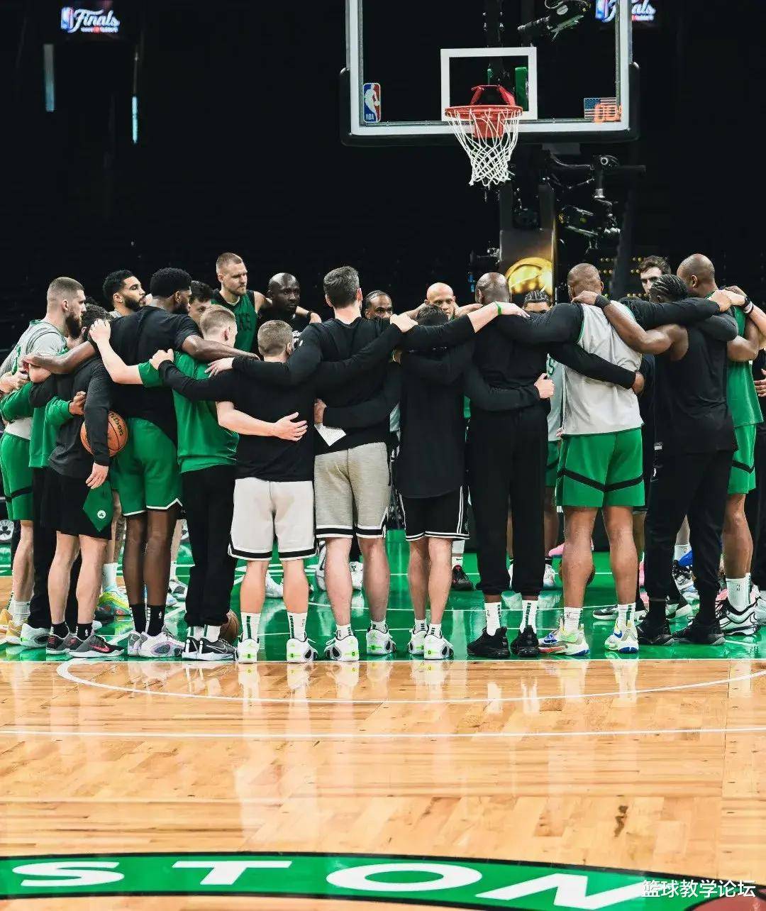 爱游戏体育:凯尔特人队的进攻战术演练：如何发挥双探花的优势，提升进攻火力？的简单介绍